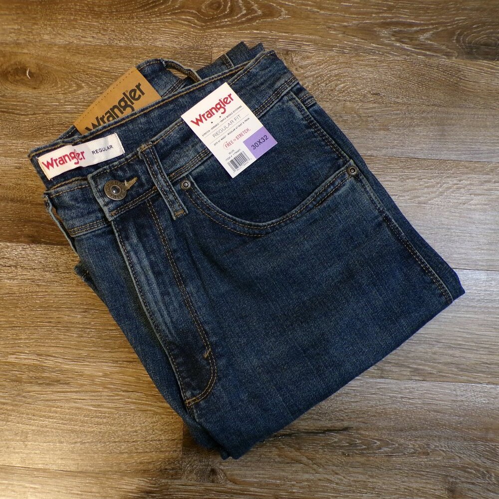 WRANGLER Men's 30x32 NWT Jeans Regular Fit Free To Stretch COLOR: BLUE